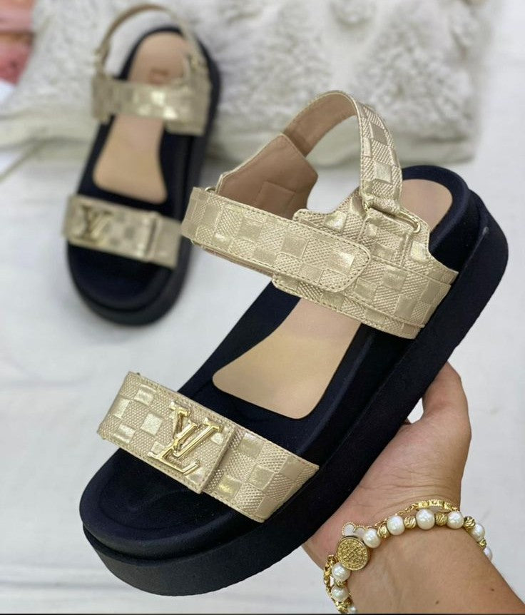 SANDALIAS DE LUJO LV QUE ELEVAN CUALQUIER LOOK